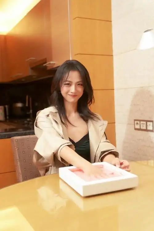 朋友们～大事发生!最近burberry宣布汤唯为品牌最新代言人!