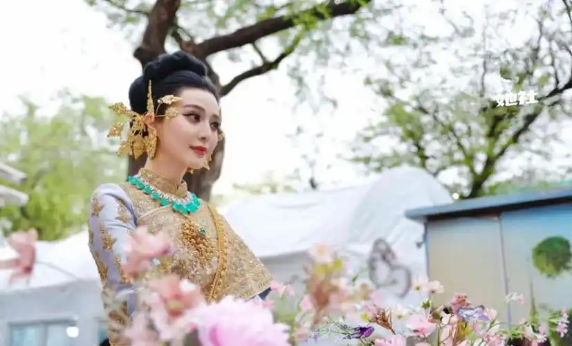 43岁范冰冰坐三轮车游街昔日顶流落魄到如此境地