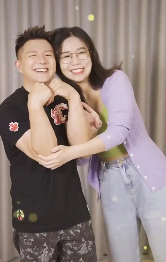 这时陈一冰的老婆突然出镜,帮他完成了这个挑战.