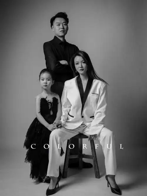 耐人寻味的黑白风格全家照