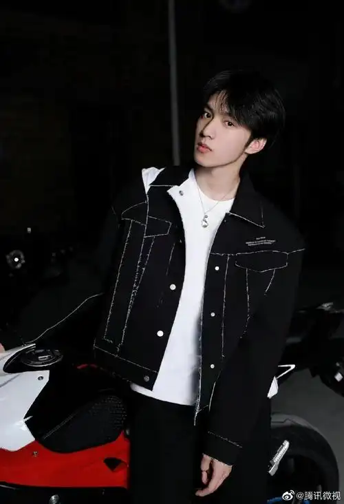 刘耀文这两张彩色西装的造型太帅气了吧,咱就说他真的好适合这种风格