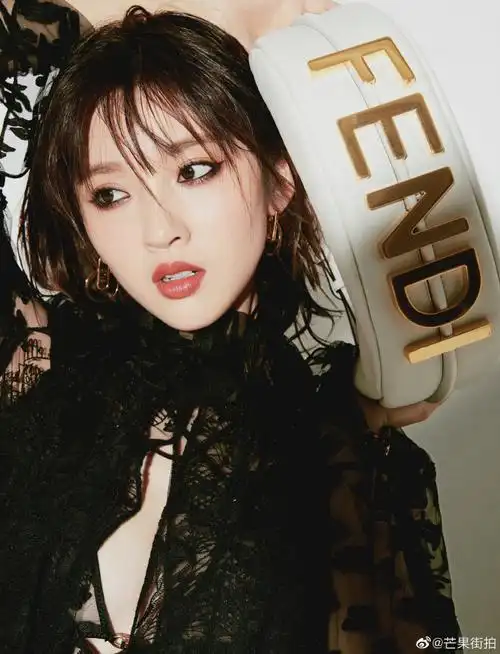 唐艺昕烟熏玫瑰凌冽造型