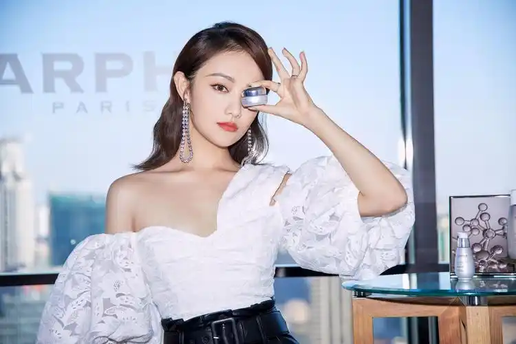 欢娱影视演员吴佳怡six出席darphin朵梵品牌活动