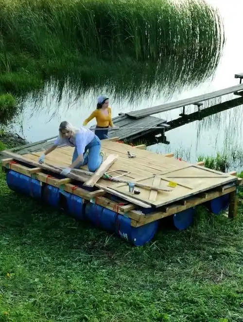 用废旧油桶和木块制作的新式船