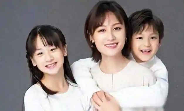 叶一茜的儿子是她与前夫所生,而女儿则是她与现任男友所生.