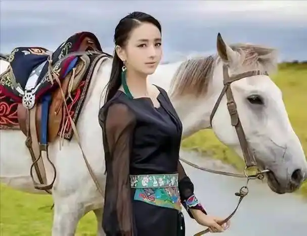 那身华丽的民族服装,不仅将佟丽娅的婀娜身姿展现得淋漓尽致,更彰显出