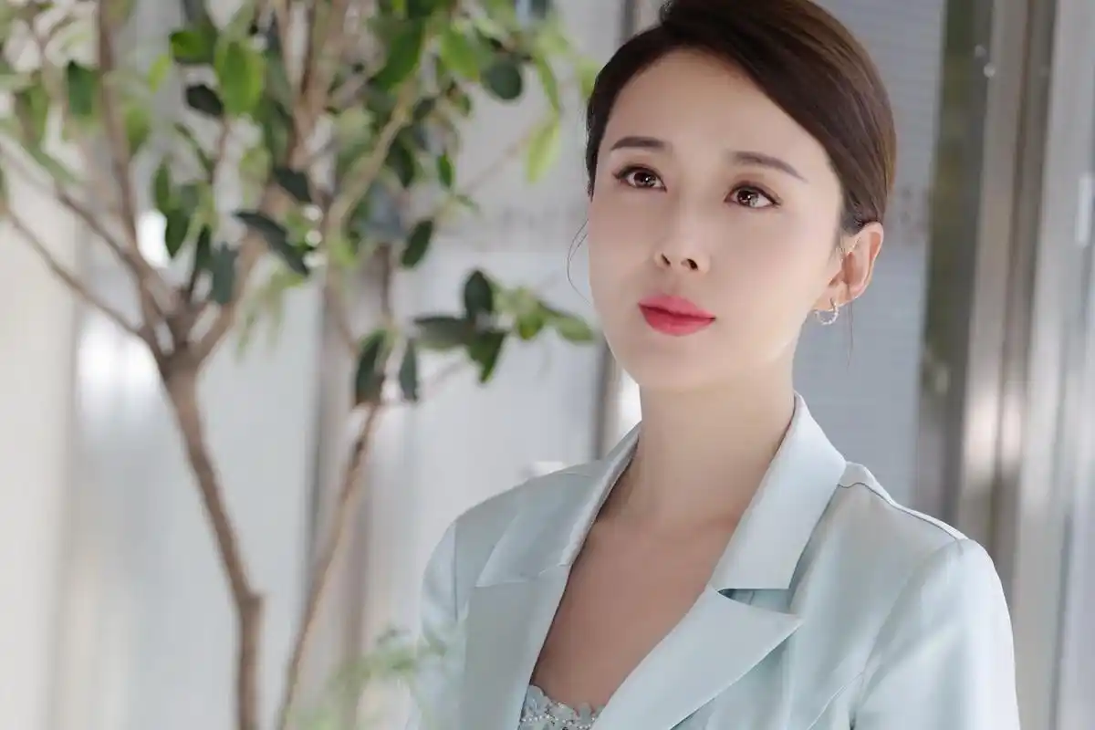 著名演员颜丹晨,最近亮相中国金鸡奖提名,担任主持人