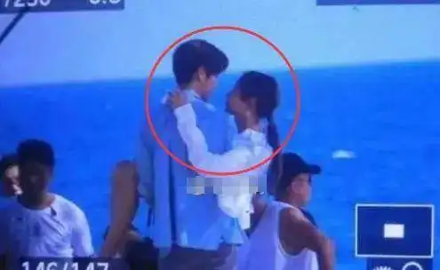 最默契的穿帮鹿晗抱关晓彤露啥了难怪鹿晗一直锻炼身体