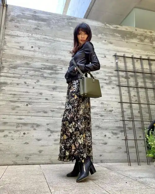 51岁工藤静香晒照皮衣配碎花纱裙很摇滚年过半百仍令人心动
