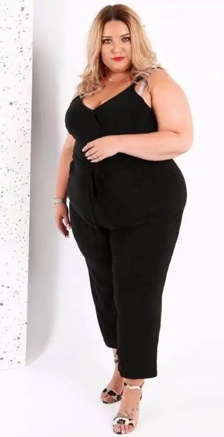 超胖女模特称她比那些瘦人更健康勇敢展露自己的身材鼓励他人