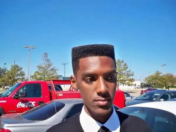 top发型是在《街头霸王》中的军哥上见到的,这种平头深受80年代的美国