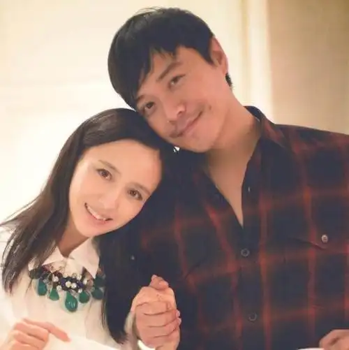 佟丽娅和言承旭民政局被拍?两人出来时手牵手,笑容很甜蜜