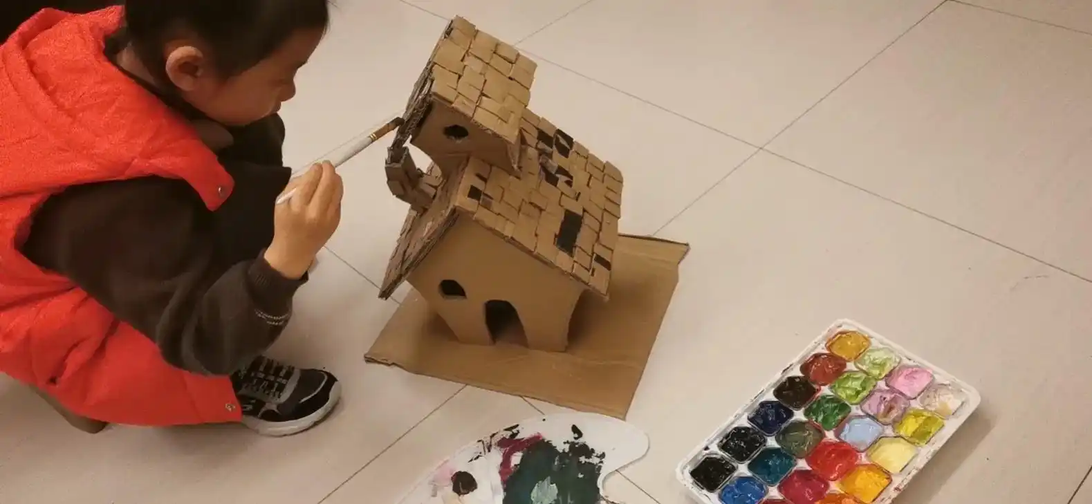 做好了幼儿园的手工,宝宝参与了涂色部分.#纸箱改造 #做个快 - 抖音