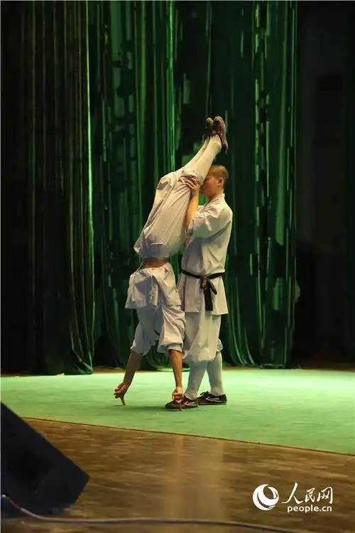 少林武僧表演二指禅.记者苏航摄