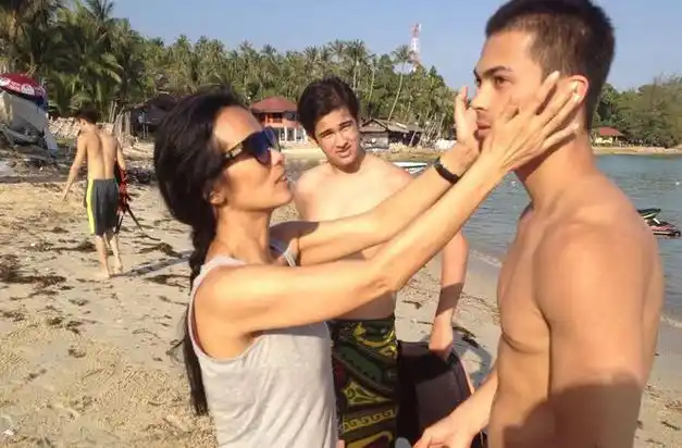 歌手韦唯全家照三个儿子全都是很帅气二婚老公更似明星