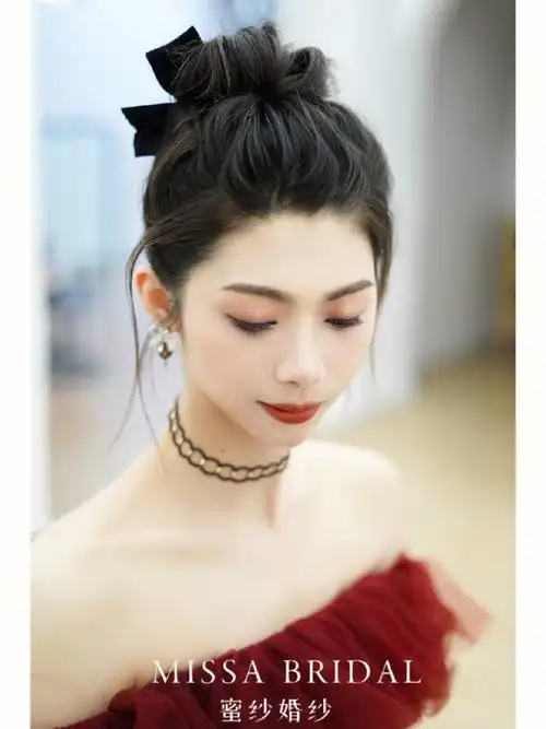 气质订婚造型显脸小丸子头