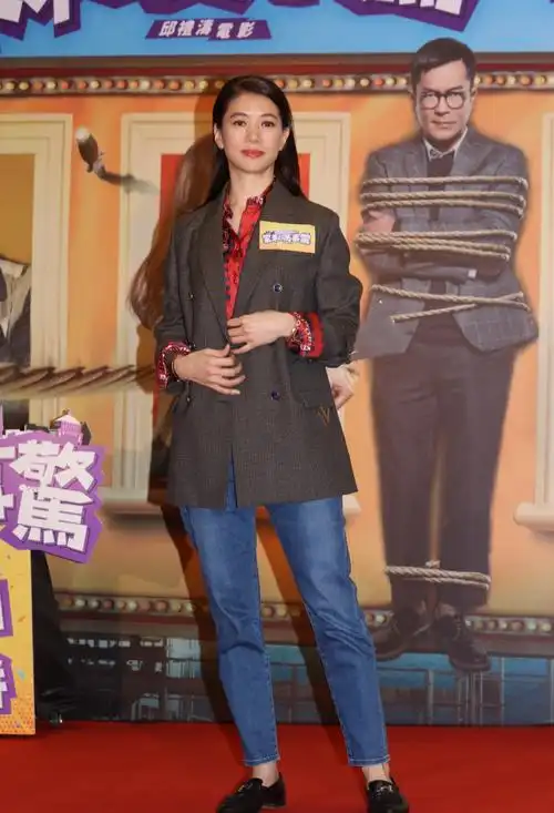 袁咏仪换回黑长直,印花衬衣搭格纹西装高级气质,好好打扮靓太多