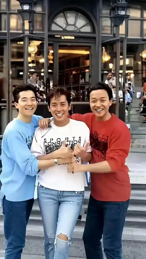 "谭校长"谭咏麟和"哥哥"张国荣以及"情歌王子"陈百强的珍贵合影,每一