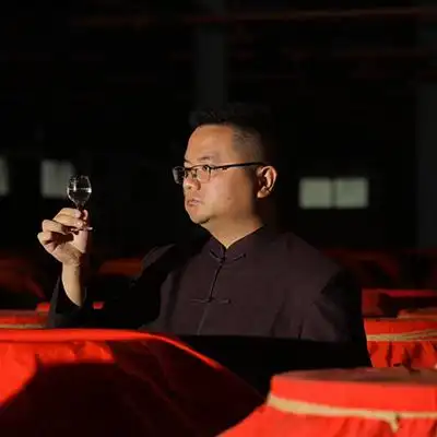 邓昌伟 1986年9月出生,一级品酒师,省白酒评委,现任君丰酒业酒体中心