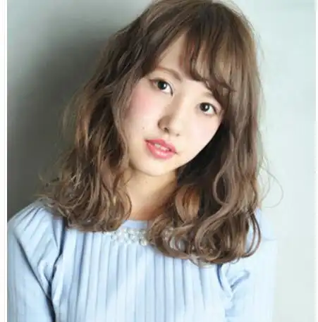 鹅蛋脸的女生,她选择的是这一种齐刘海式的齐肩卷发发型,整个女生齐