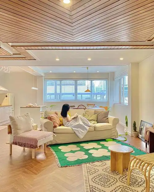 紧跟着往里走就是客厅,客厅也是延续着简约的装修风格,没有复杂的吊顶