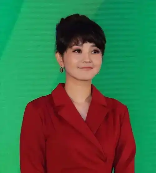 主持人方琼:与大8岁领导闪婚,婚后分居多年,她幸福吗?