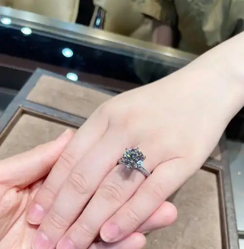 5克拉的钻戒
