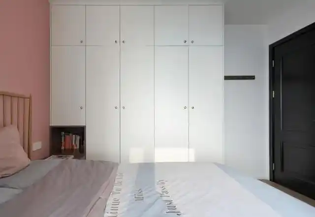 正文     平开门的衣柜整体设计简洁大方,开门的时候可以全部柜门同时