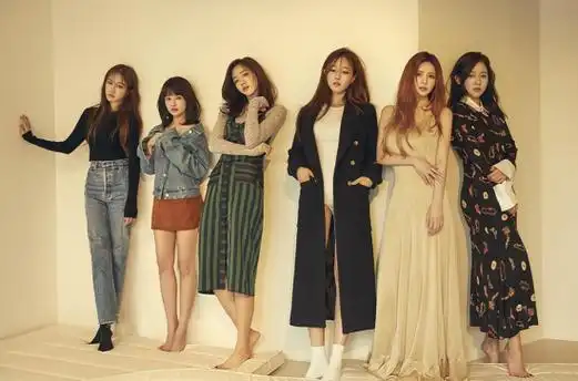 四人女团2ne1忙内解约不久公司单方面宣布组合解散;f(x)崔雪莉退团