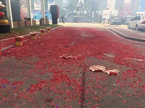 满地鞭炮纸预示着开门一片红