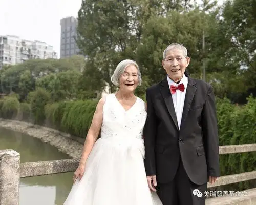 夕阳入画定格最美幸福晚年走进巨利社区为金婚老人拍摄纪念照