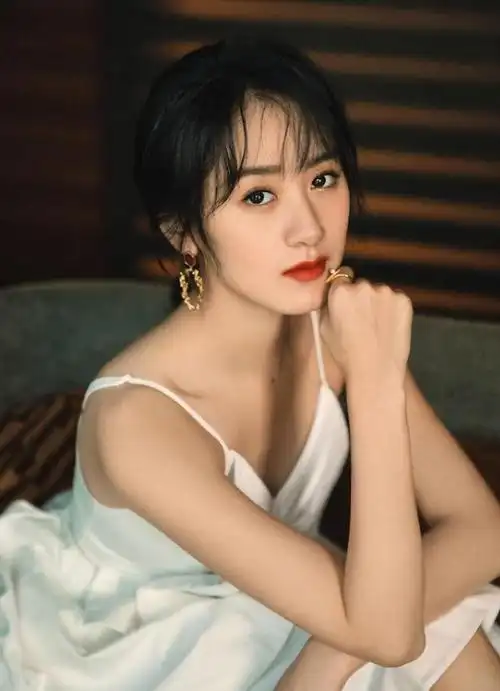 袁冰妍并没有选择逃避,尽管她得到了高达千万的片酬,但她并不想支付