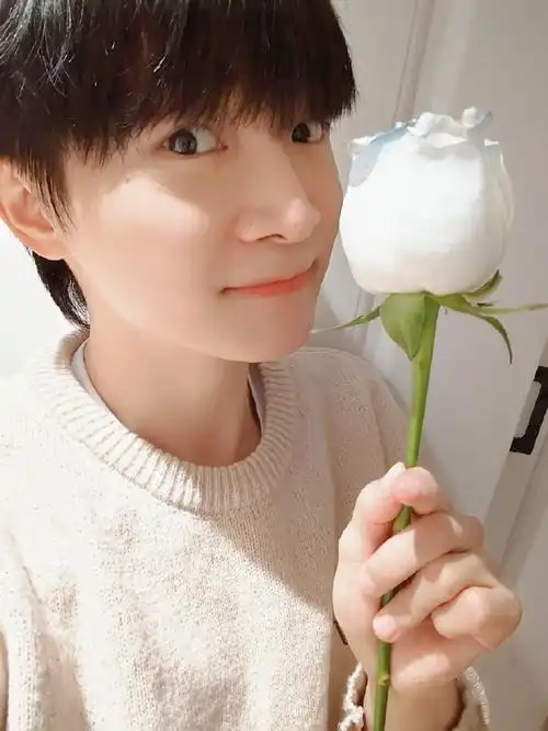 29hz巡回演唱会##周深#  周深饱饱的自拍越来越可爱啦