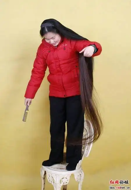 湖南第一长发女欧阳玉菊,发长2.5米(2)