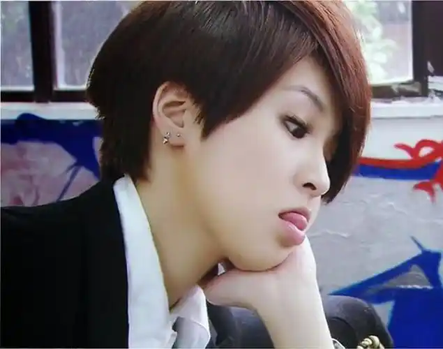 还记得终极一班的雷婷吗如今30多岁气质佳女人味十足