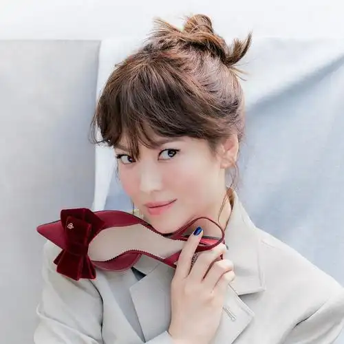 宋慧乔离婚后更美了,新画报丸子头出镜美成少女!