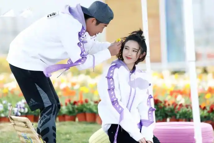 郑恺唐艺昕奔跑吧搞笑壁纸_率真可爱的唐艺昕