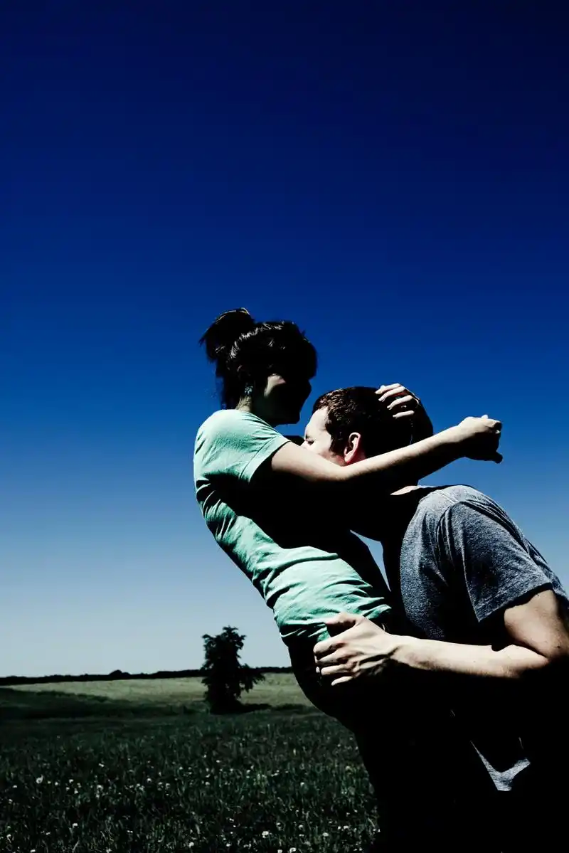 沟通:保持开放,真诚的沟通,分享彼此的感受和想法.