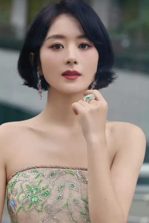 赵丽颖出道这么多年,奖项变多了,身份变多了,作品变多了,唯独气质不变