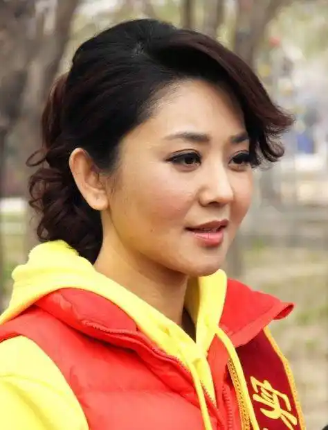 央视主持方琼:嫁大8岁总监生活美满,父亲为何成她最大的痛?