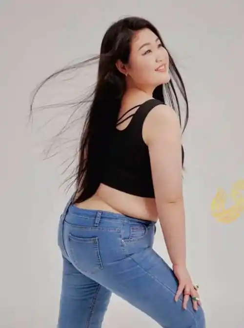 山东泰安180斤女孩拍写真爆火网友们评论区吵翻了