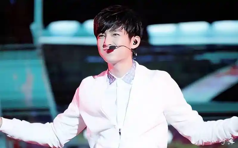 警方确认炎亚纶涉嫌偷拍,现身警局做笔录,聘请2名律师陪同应对_事件