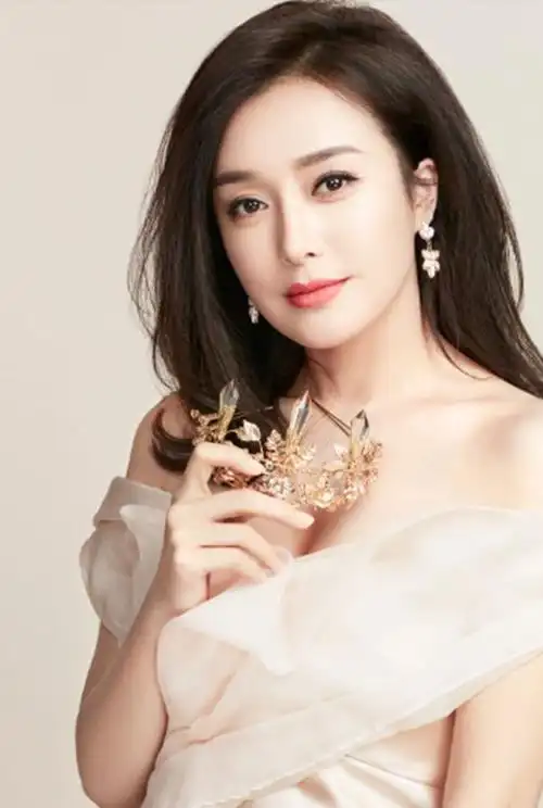 她是黄晓明的前女友,是陆川用5年去忘掉的女人,如今再曝新恋情