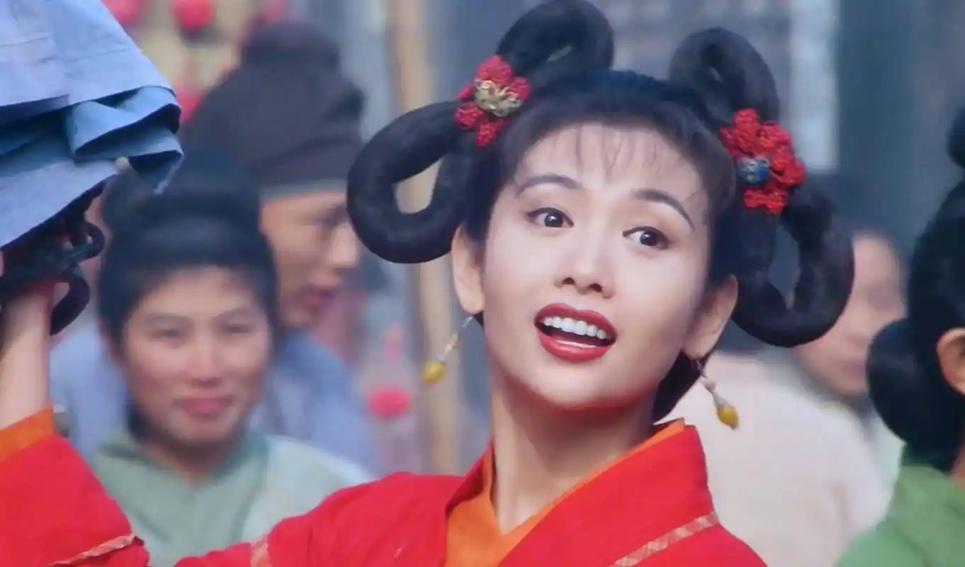 邱淑贞版的小昭尤其是扎着小辫子,头戴带金色圆点的白色长纱,身着美丽