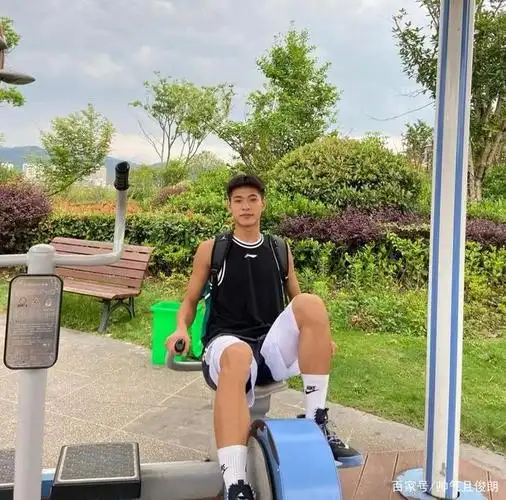 今天给大家带来一名19岁的鲜肉体育生,小哥哥长相帅气,气质阳刚十分的