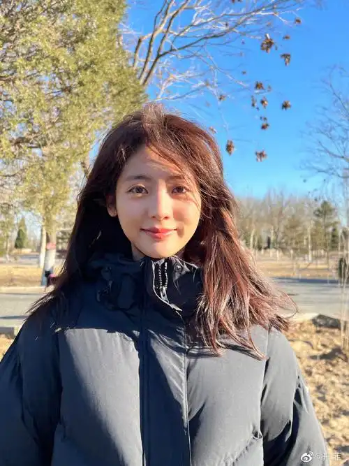 邢菲晒冬日暖阳光影随拍##邢菲冬日户外随拍##邢菲素颜是唯一纯暗的