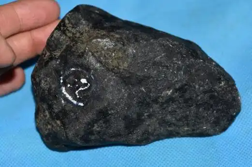 黑乌沙原石特点