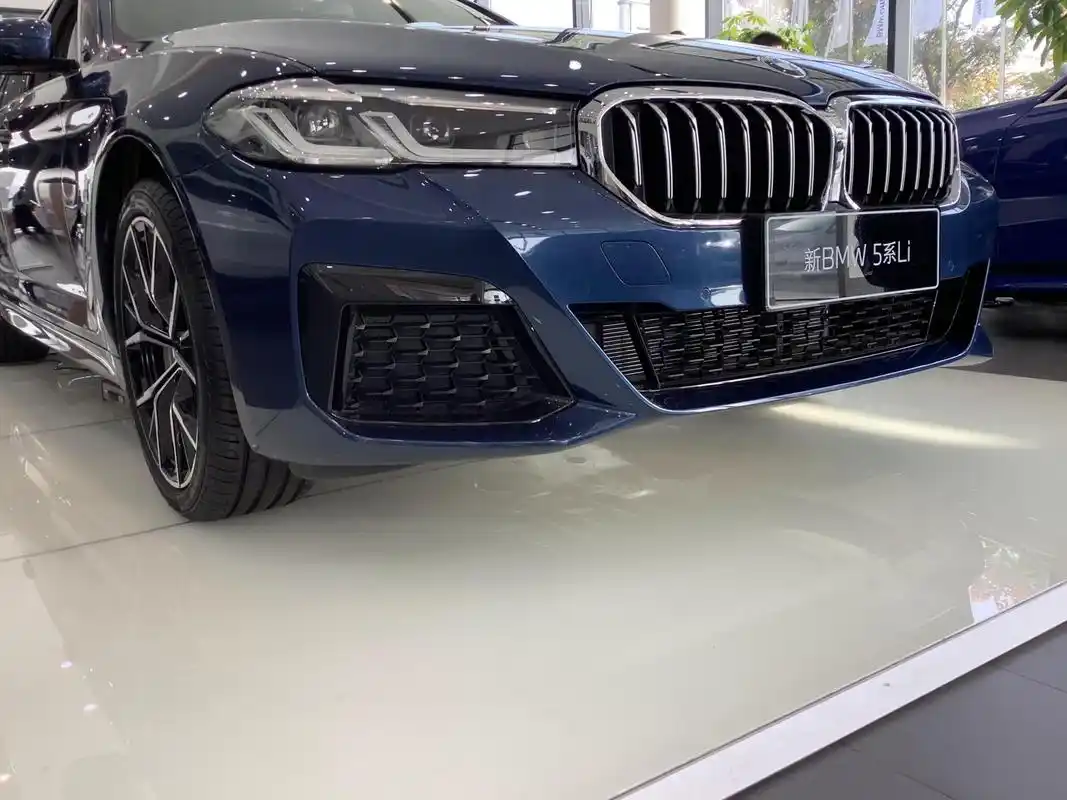 2021款宝马5系到店量子蓝比e级大气20t配电动天窗