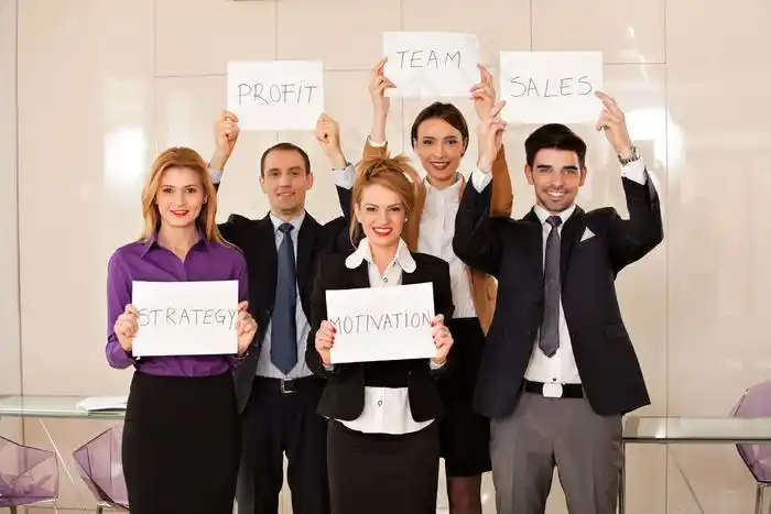 展示招牌的商务团队