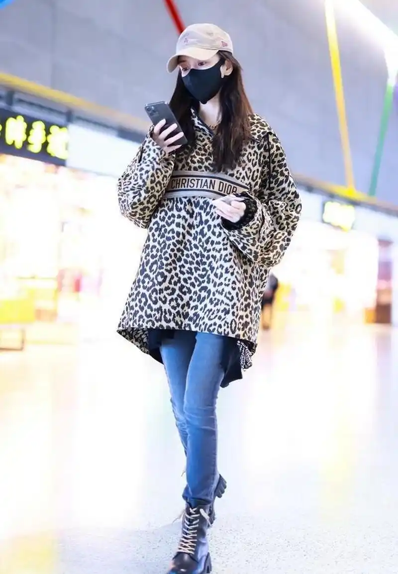 杨颖街拍:身穿豹纹卫衣搭紧身牛仔裤时尚大气